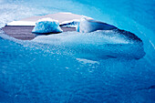 Geformtes, gemustertes Eis in einem Eisberg bei Couverville Island.