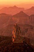 Nebeliger Sonnenaufgang über dem Mount Hayden im Grand Canyon.