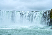 Godafoss Wasserfall des Skj?andaflj??iver mit grauem, bewölktem Himmel; Fossholl, Nordurland Eystra, Island