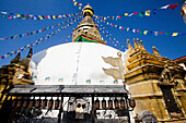 Gebetsfahnen über der Swayambhunath Stupa.