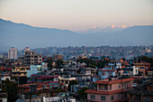 Eine Straße in Kathmandu bei Sonnenaufgang.