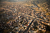 Luftaufnahme einer nepalesischen Stadt im Kathmandutal.