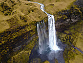 Ein Luftbild des Seljafoss-Wasserfalls in Island.