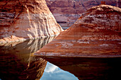 Spiegelungen im Wasser von riesigen Sandsteinformationen.