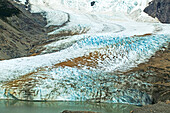 Ein Andengletscher fliesst in einen patagonischen See, der Glaciar Torre fliesst den Cerro Torre hinunter und in den Lago Torre nahe El Chalten im Parque Nacional Los Glaciares; Patagonien, Argentinien