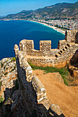 Blick auf das Mittelmeer von den Mauern der Burg von Alanya, Türkei; Blick von den Mauern der Burg von Alanya, an der Mittelmeerküste von Anatolien, Türkei.
