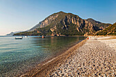 Ein frühmorgendlicher Blick auf das Mittelmeer entlang des Cirali-Strandes mit Blick nach Süden in Richtung Olympos, in der Nähe von Kemer, an der Mittelmeerküste von Anatolien; Cirali Beach, Anatolien, Türkei