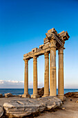 Römische und hellenistische Ruinen des Apollo-Tempels unter strahlend blauem Himmel, ein verfallener römischer Eingang, in Side, nahe Manavgat, an der Mittelmeerküste Anatoliens; Side, Anatolien, Türkei