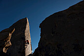 Ein Bergsteiger auf der 'Sharks Fin'-Formation.