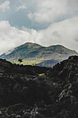 Vulkangestein und Blick auf den Mount Batur (Vulkan Kintamani) in South Batur bei bewölktem Himmel; Kintamani, Bangli Regency, Bali, Indonesien