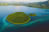 Luftaufnahme der Komodo-Inseln, Komodo-Nationalpark, Heimat des berühmten Komodo-Drachen; Ost-Nusa Tenggara, Kleine Sunda-Inseln, Indonesien