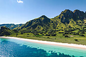 Luftaufnahme eines weißen Sandstrandes entlang der Küste von Padar Island im Komodo National Park; Ost Nusa Tenggara, Kleine Sunda Inseln, Indonesien