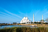 Außenansicht der Großen Moschee in Abu Dhabi City, VAE, in der goldenen Stunde; Abu Dhabi, Vereinigte Arabische Emirate