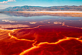 Salz liebende Halobakterien färben ein flaches Salzseebett rot; Lone Pine, Kalifornien, Vereinigte Staaten von Amerika