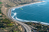 Luftaufnahme eines Paramotorers hoch über der kalifornischen Küste; Carpinteria, Kalifornien, Vereinigte Staaten von Amerika