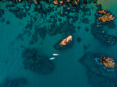 Luftaufnahme von Paddelboardern entlang der felsigen Küste am Ostkap von Cabo; Cabo San Lucas, Baja California Sur, Mexiko