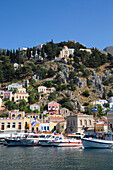 Boote im Hafen von Gialos, Insel Symi (Simi); Dodekanes-Inselgruppe, Griechenland
