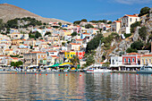 Sonniger Tag am Hafen von Gialos, Insel Symi (Simi); Dodekanes-Inselgruppe, Griechenland