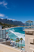 Häuser am Strand entlang des Atlantischen Ozeans am Clifton Beach; Kapstadt, Westkap, Südafrika