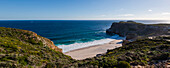 Zerklüftete Küstenlinie und Sandstrand am Diaz Beach am Cape Point entlang des Atlantischen Ozeans; Kapstadt, Westkap, Südafrika