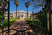 Eisentore und Gehweg zum Eingang des Gebäudes der Theologischen Fakultät der Universität Stellenbosch; Stellenbosch, Westkap, Südafrika