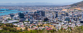 Stadtzentrum von Kapstadt mit Blick auf den Hafen und die Uferpromenade vom Signal Hill aus; Kapstadt, Westkap-Provinz, Südafrika