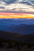 Blue Ridge Mountain Bergkämme sind bei Sonnenuntergang sichtbar; North Carolina, Vereinigte Staaten von Amerika