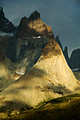 Stürmisches Licht auf Bergen in Torres del Paine, Patagonien, Chile; Cuernos del Paine, Torres del Paine National Park, Patagonien, Chile.