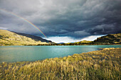Ein Regenbogen im Torres del Paine National Park, Patagonien, Chile; Lago Toro, Torres del Paine National Park, Patagonien, Chile.