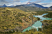 Der Rio Baker fließt durch eine zerklüftete Landschaft in Patagonien, Chile; Der Rio Baker, Patagonien, Chile.