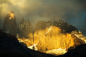 Sonnenaufgang im Torres del Paine National Park, Patagonien, Chile; Torres del Paine National Park, Patagonien, Chile.