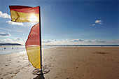 Rettungsschwimmerflagge am Strand, die den sicheren Bereich zum Schwimmen am Woolacombe Beach in Nord-Devon markiert; Südwestengland, Großbritannien, Vereinigtes Königreich