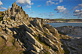 Die Felsen von Morte Point, einer zerklüfteten, felsigen Landzunge an der Atlantikküste von Nord-Devon, mit Blick auf Woolacombe von Mortehoe bei Barnstaple, Devon; Südwestengland, Großbritannien, Vereinigtes Königreich
