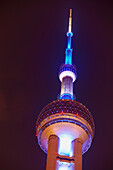 Ein Turm bei Nacht, Lujiazui, Pudong, Shanghai, China; Pudong, Shanghai, China.