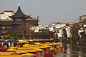 Eine Szene vor dem Fuzimiao-Tempel und am Ufer des Qinhuai-Flusses in der Altstadt von Nanjing, Provinz Jiangsu, China; Fuzimiao-Tempel, Nanjing, Provinz Jiangsu, China.