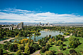 Panoramablick auf die Stadt Denver mit Blick auf den Ferril Lake und den City Park; Colorado, Vereinigte Staaten von Amerika