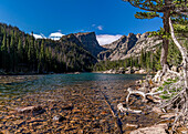 Dream Lake und Hallett Peak im Rocky Mountain National Park, Rocky Mountains; Colorado, Vereinigte Staaten von Amerika