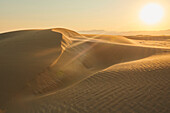 Gekräuselte Sanddünen im Licht des Sonnenuntergangs, Ebro-Flussdelta; Katalonien, Spanien