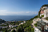 Capri-Stadt auf einem sattelförmigen Plateau hoch über dem Meer mit dem Hafen der Insel, Marina Grande, darunter; Neapel, Capri, Italien