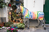 Zebra-Statue mit mehrfarbigen Streifen vor einem Restaurant in Capri-Stadt; Neapel, Capri, Italien