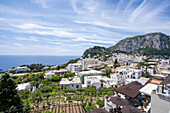 Capri-Stadt auf einem sattelförmigen Plateau hoch über dem Meer mit dem Hafen der Insel, Marina Grande darunter; Neapel, Capri, Italien