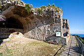 Spazierweg und die Grotta di Tiberio bei der Villa Jovis auf der Insel Capri; Neapel, Capri, Italien