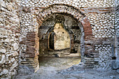 Steinmauern und gewölbter Eingang an der archäologischen Stätte der Villa Jovis und der Grotta di Tiberio auf der Insel Capri; Neapel, Capri, Italien