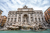 Der berühmte Trevi-Brunnen (Fontana Di Trevi) und der Palazzo Poli; Rom, Latium, Italien