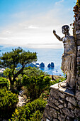 Statue des römischen Kaisers Tiberius mit Blick auf die Faraglioni-Bucht und Felsformationen vom Monte Solaro auf der Insel Capri; Neapel, Capri, Italien