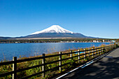 Der Berg Fuji, vom Yamanakako-See (Yamanaka-See) aus gesehen, ist der größte der fünf Fuji-Seen und der am dritthöchsten gelegene See in Japan. Er ist auch der See, der dem Berg Fuji am nächsten liegt; Yamanakako, Präfektur Yamanashi, Japan