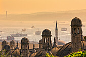 Schifffahrt auf dem Goldenen Horn von der Süleymaniye-Moschee aus gesehen; Istanbul, Provinz Istanbul, Türkei