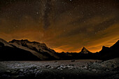Das Matterhorn erhebt sich über dem Gornergletscher bei Nacht; Gornergrat, Zermatt, Schweiz.
