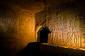 Gravuren im Inneren des Tempels der Göttin Mut, am Fuße des Jebel Barkal; Meroe, Sudan, Afrika.