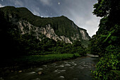 Die Melinau-Schlucht und die weißen Klippen der Südwand des Gunung Benarat im Gunung Mulu National Park; Gunung Mulu National Park, Sarawak, Borneo, Malaysia.